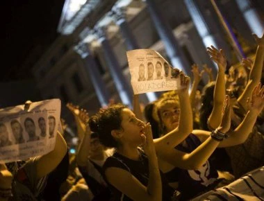 Διαδηλώσεις οργής στην Ισπανία για την αθώωση πέντε βιαστών μιας έφηβης